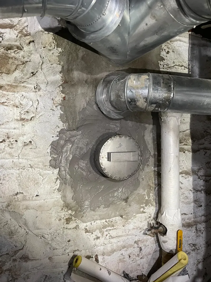 Liner connection through an opening in a chimney wall
